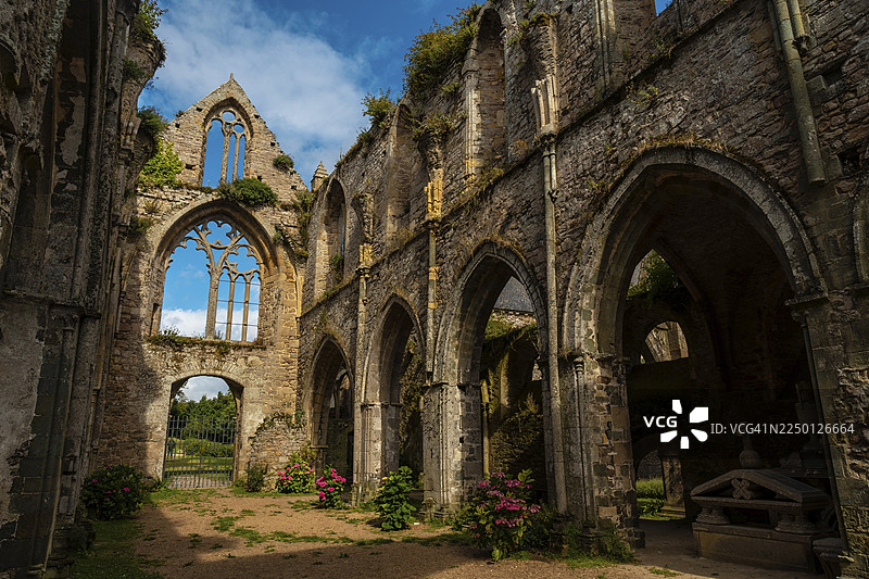 法国布列塔尼大区，兰斯河口省，普莱斯特尔村，博波尔修道院教堂遗址。图片素材