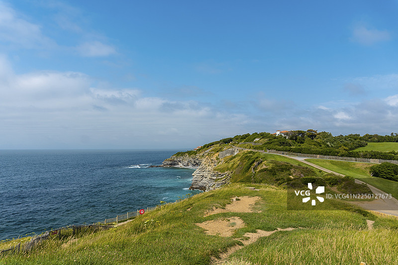 法国巴斯克地区圣让德吕兹自然公园（Parc de Sainte Barbe）的路径，位于格伦山口（Col de la Grun）。图片素材