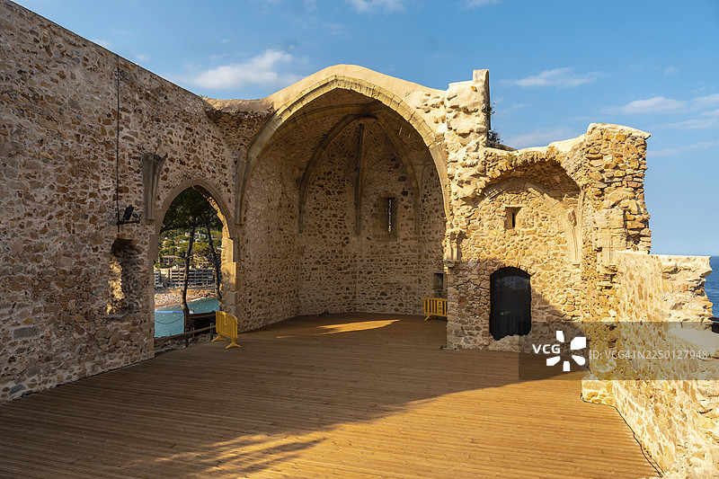 夏季，赫罗纳布拉瓦海岸地中海边的托萨德马尔城堡教堂图片素材