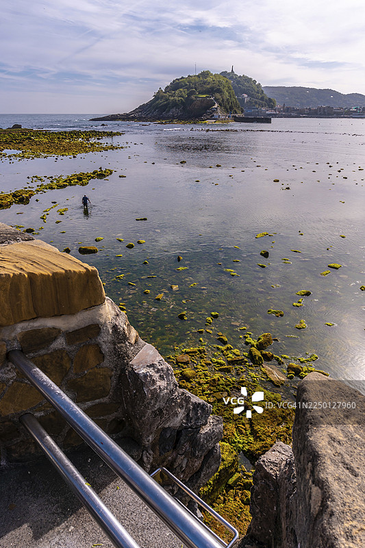 西班牙吉普斯夸省圣塞瓦斯蒂安市翁达雷塔海滩退潮时的景象。图片素材