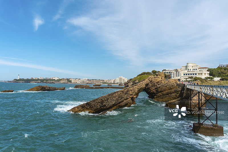 木桥通往法国东南部度假胜地比亚里茨的旧港海滩。比亚里茨，大西洋比利牛斯省。图片素材