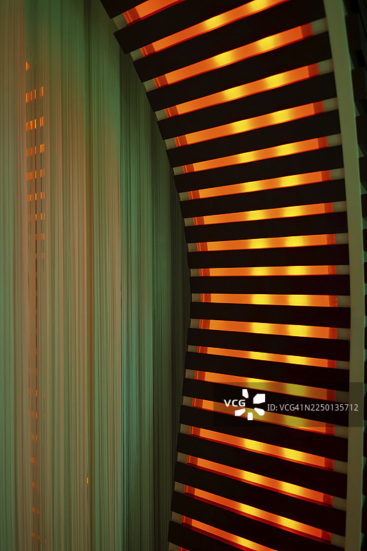 瑞士现代柱子上的橙色发光条纹图片素材