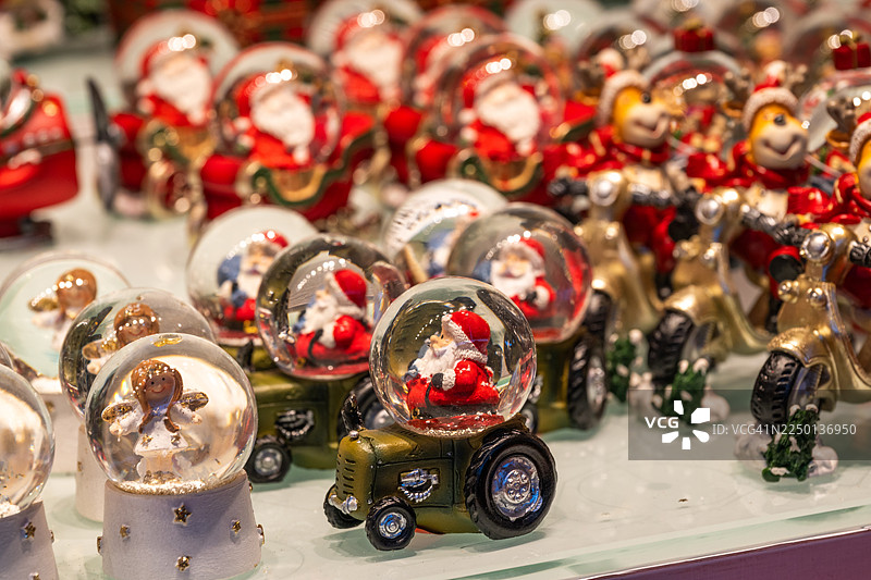 圣诞雪球展示着圣诞老人玩偶图片素材