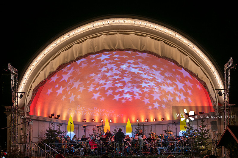夜晚，灯火辉煌的圆顶音乐厅内，管弦乐队正在表演图片素材