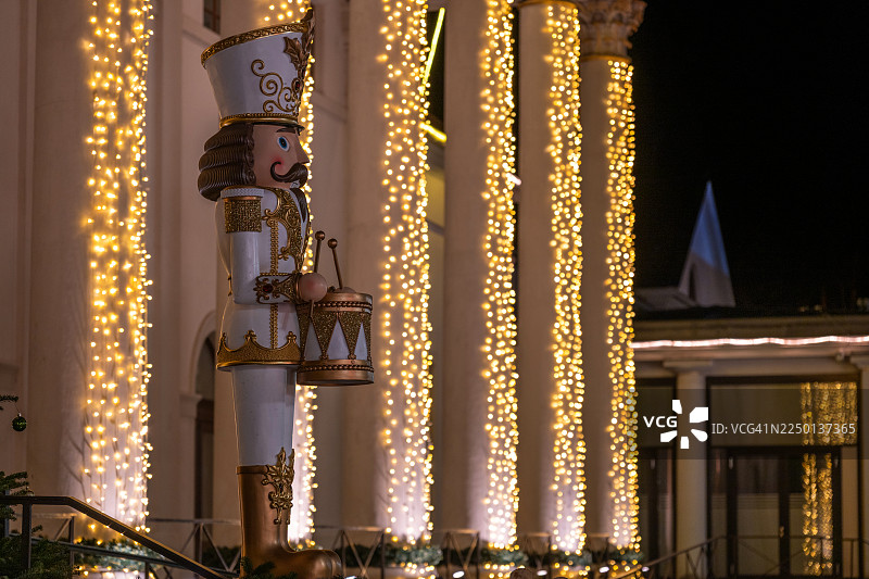 带灯饰的大型圣诞胡桃夹子装饰图片素材