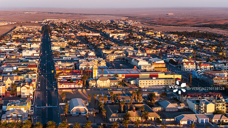 纳米比亚斯瓦科普蒙德日落时分的海滨城镇风光图片素材