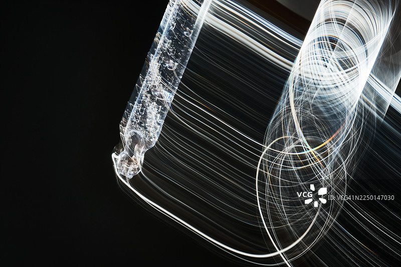 带有抽象光轨的化妆品精华滴管图片素材