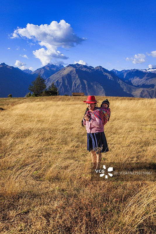 年轻的母亲抱着她的婴儿，乌鲁班巴河谷图片素材