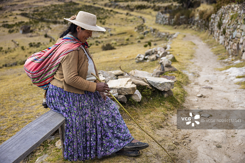 居住在太阳岛的玻利维亚妇女图片素材