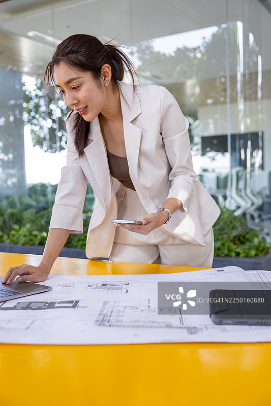 女商人在户外合作进行建筑项目图片素材