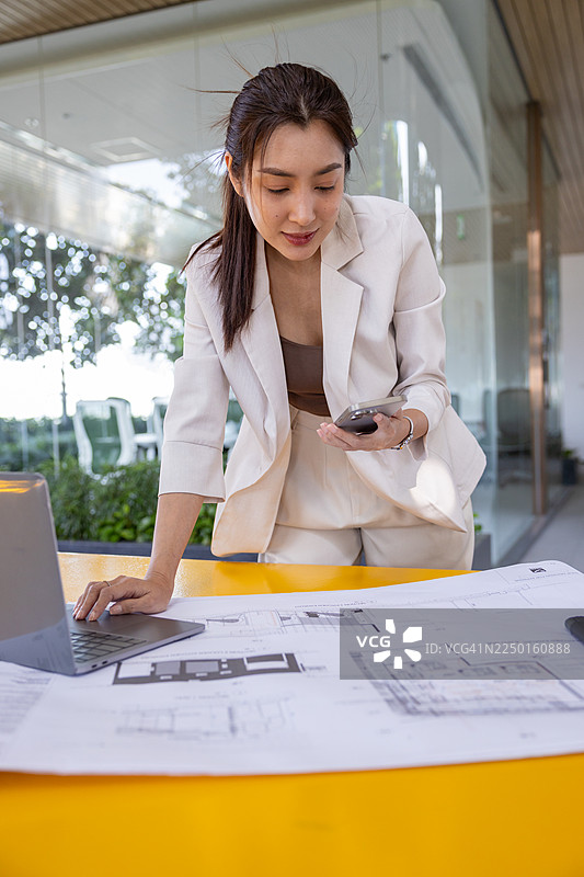 女商人们在户外合作进行建筑项目图片素材