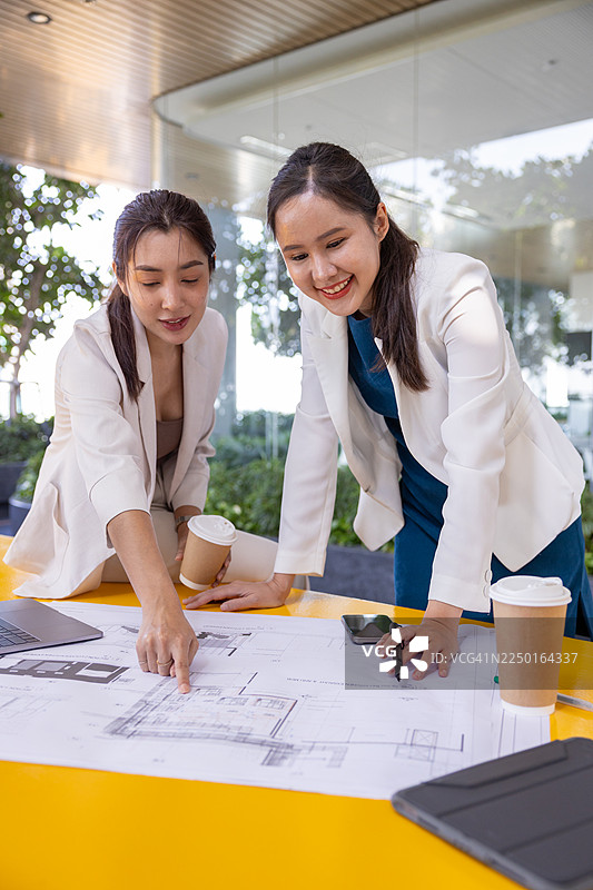 女商人们在户外合作进行建筑项目图片素材