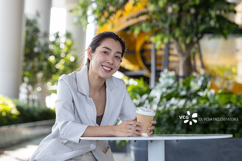 两位女商人正在户外享受咖啡休息时间图片素材