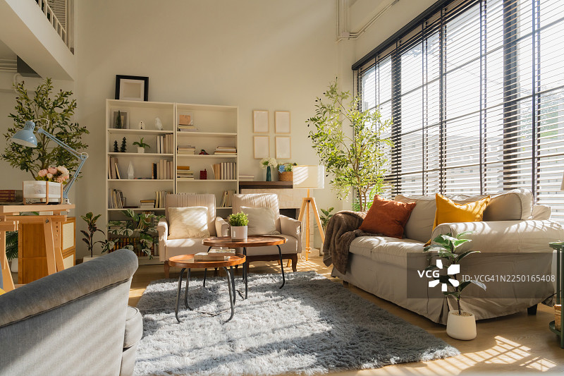 温馨的客厅室内装饰，采用当代自然材质和配色方案，日落时分的绝美家居室内设计装饰图片素材
