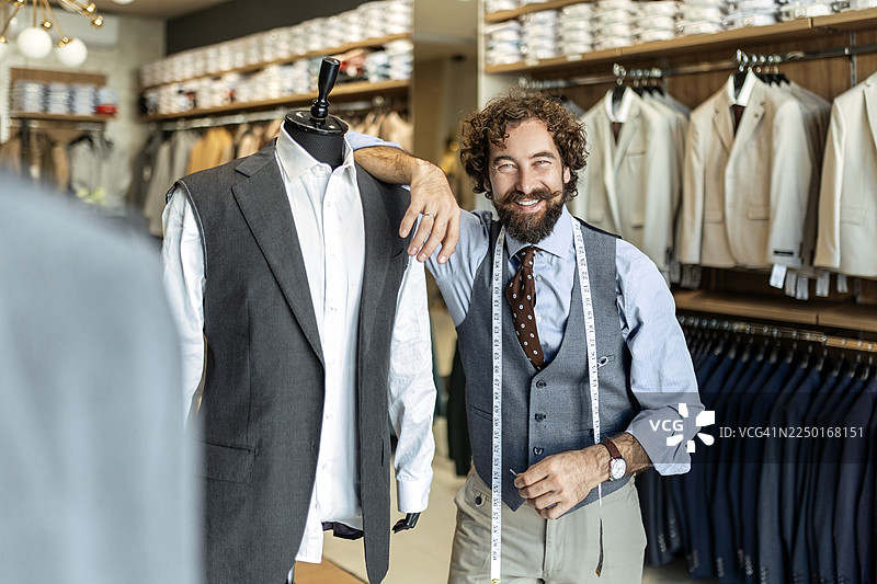 专业裁缝在工作室缝制优雅夹克图片素材