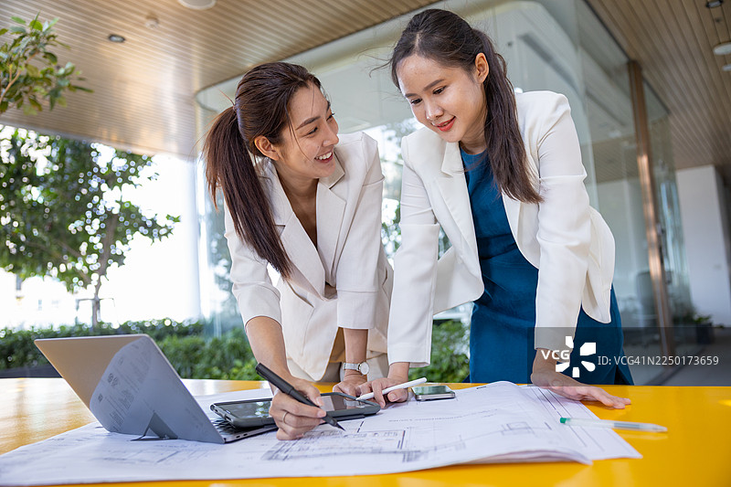 商界女性在户外合作进行建筑项目图片素材