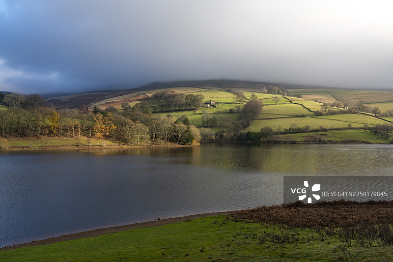 英格兰德比郡峰区的莱迪鲍尔水库图片素材