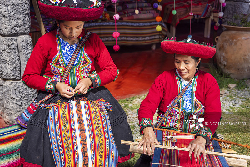 秘鲁妇女在圣谷的钦切罗编织图片素材
