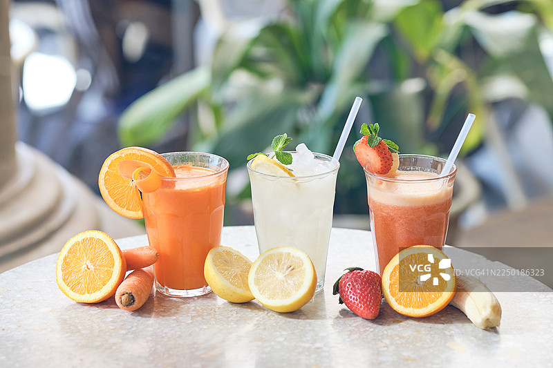 户外桌上清爽的夏日水果冰沙果汁图片素材