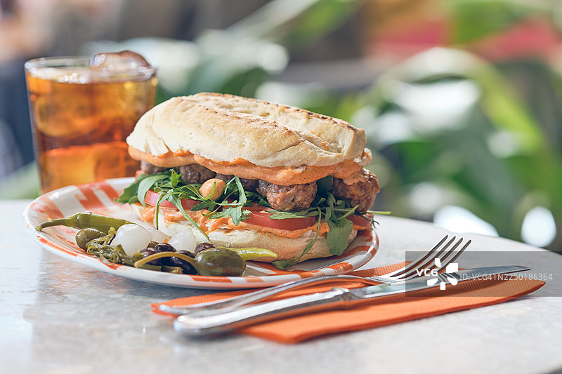 肉丸三明治配芝麻菜，适合休闲午餐图片素材