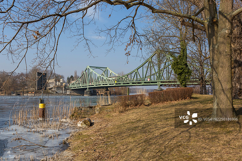 德国首都柏林和波茨坦之间的格利尼克桥附近的哈弗尔河上的浮冰图片素材