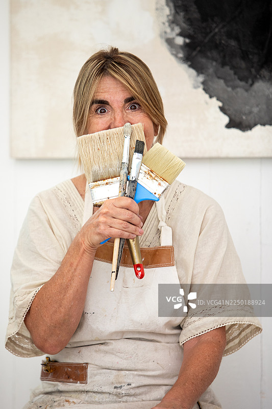 一位女性创业艺术家看向镜头的人物肖像图片素材