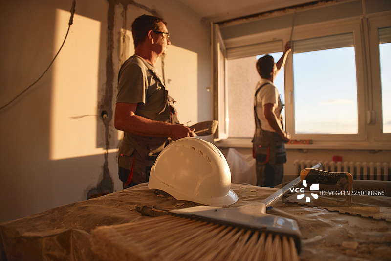 建筑工人在公寓翻新期间安装窗户图片素材