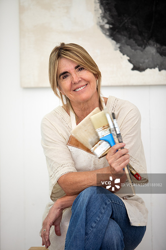 一位女性创业艺术家看向镜头，肖像照图片素材