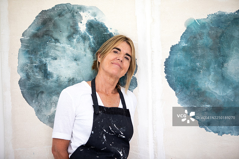 一位女性创业艺术家肖像，她正看着镜头图片素材