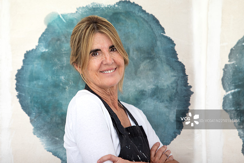 一位女性创业艺术家肖像，她正看着镜头图片素材