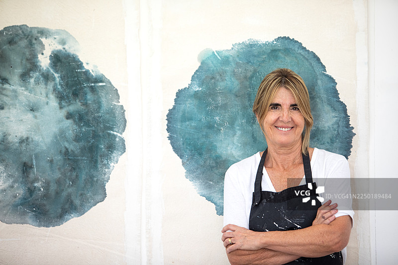 一位女性创业艺术家正看向镜头，拍摄肖像照图片素材