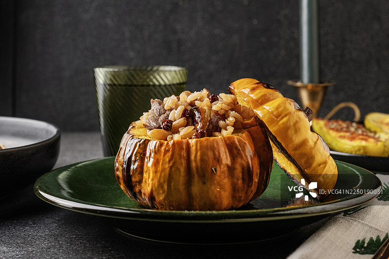 烤酿南瓜。新鲜酿南瓜。米饭酿南瓜。灯光下的酿南瓜。图片素材