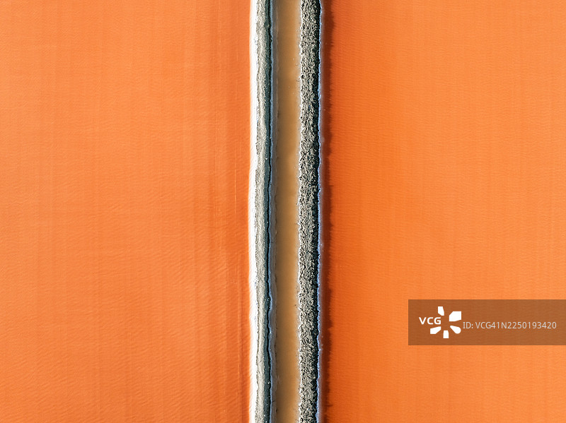 俯瞰阿尔巴尼亚，弗洛勒县，橙色盐田的极简无人机图像图片素材