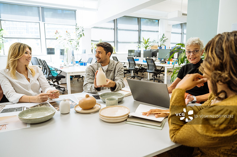 创意企业家在创意办公室工作，其中包含陶艺和室内设计解决方案图片素材