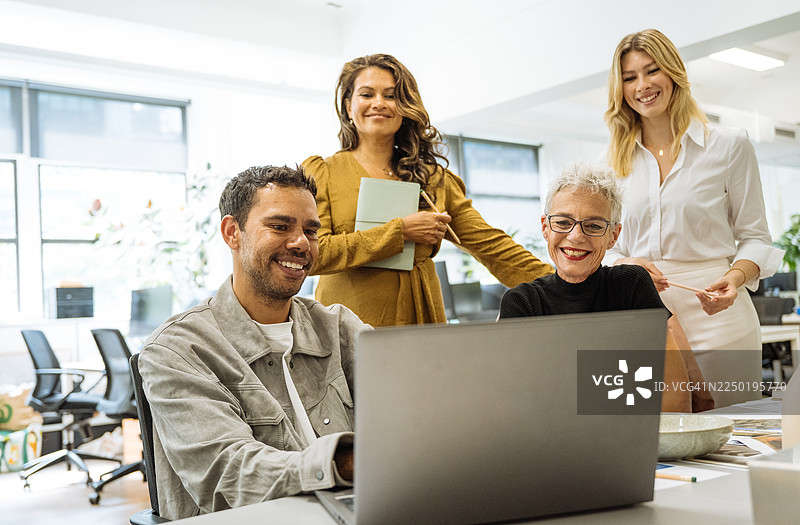 多元化的创意企业家在具有室内设计解决方案的创意办公室里工作图片素材