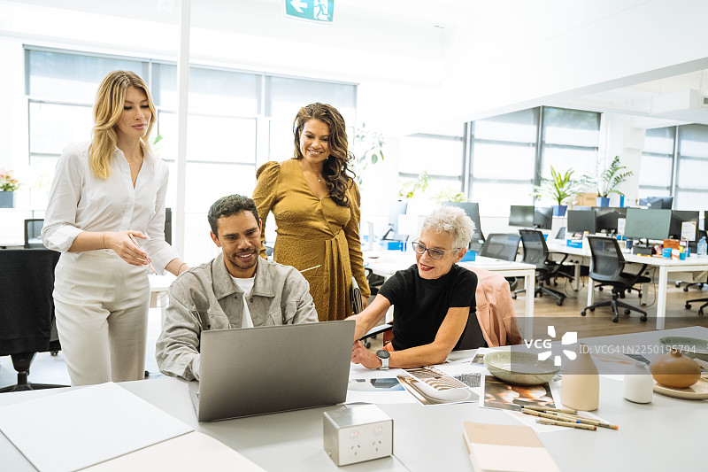 多元化的创意企业家和投资者在创意办公室工作，办公室里摆放着陶器和室内设计解决方案图片素材