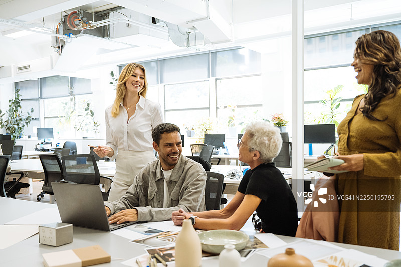 多元化的创意企业家和投资者在创意办公室工作，其中有陶艺和室内设计解决方案图片素材