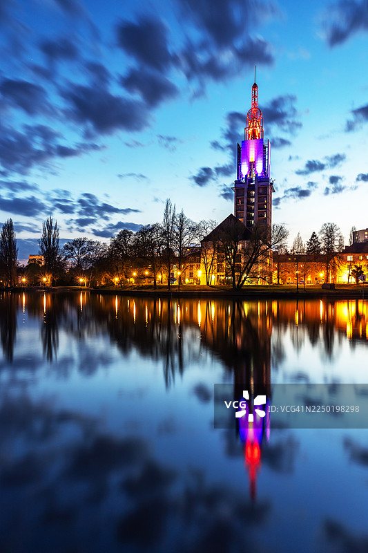 德国勃兰登堡州，蓝色时刻的哈维尔河畔波茨坦城市天际线图片素材