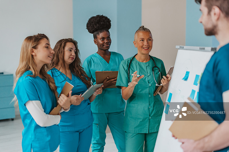 医务人员在医院环境中讨论患者护理策略，重点关注团队合作和沟通图片素材