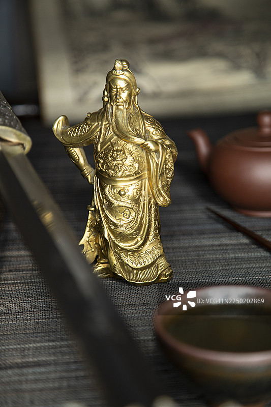 关公雕像与中国剑图片素材