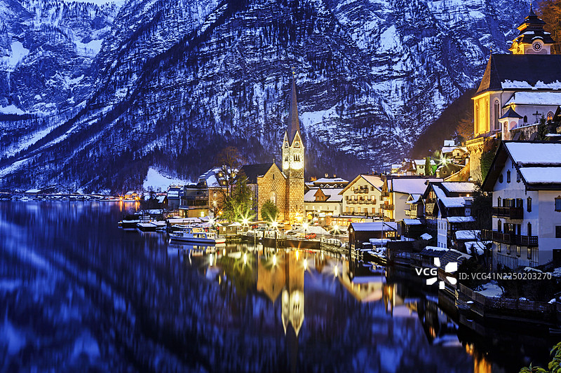 奥地利哈尔施塔特和哈尔施塔特湖在蓝色时刻的景象图片素材