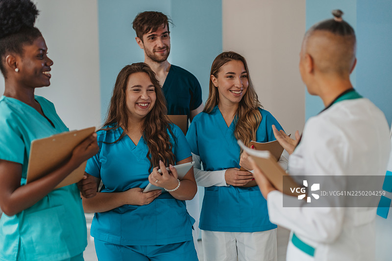 医务人员在白天的医疗环境中进行讨论图片素材