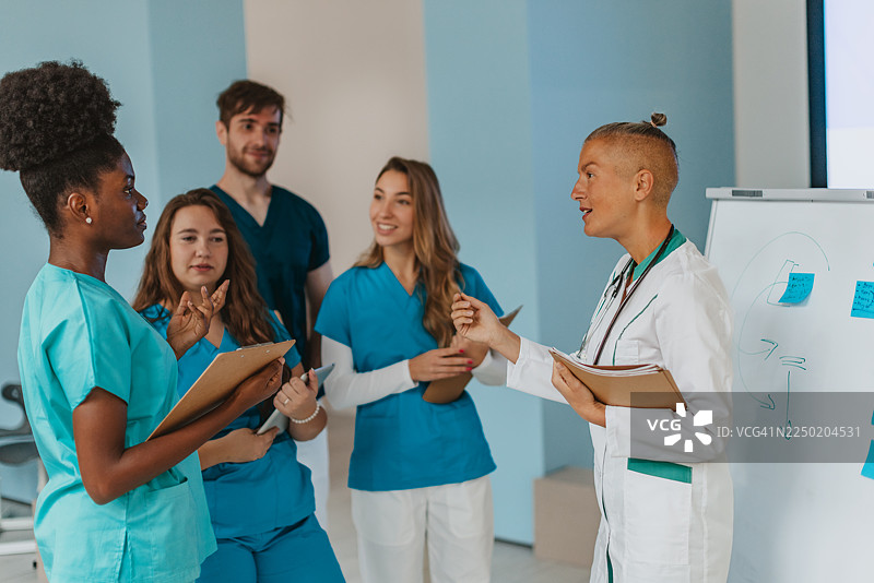 医务人员在医院环境中讨论医疗实践，重点关注团队合作和沟通技巧图片素材