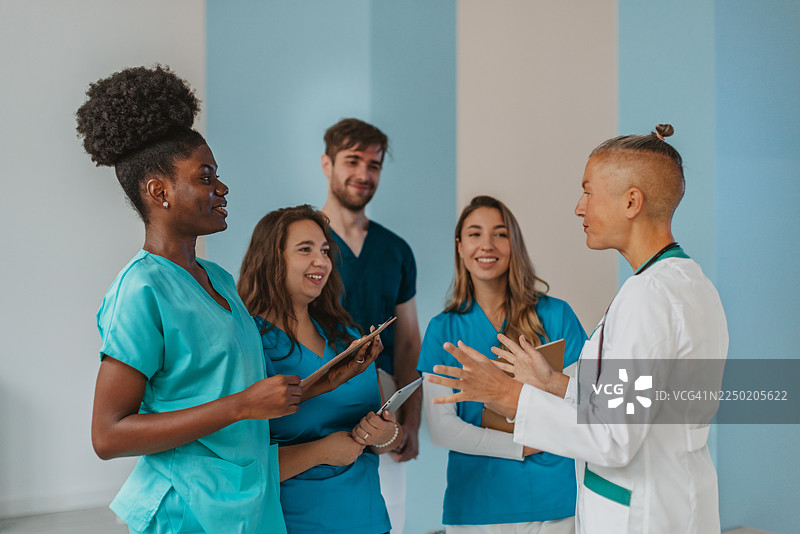 医务人员在工作时间于医院环境中进行讨论图片素材