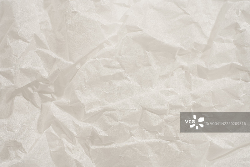 揉皱的白纸纹理——极简抽象背景。2026年度代表色白色概念。用于海报和横幅的水平揉皱空白纸张模板。图片素材