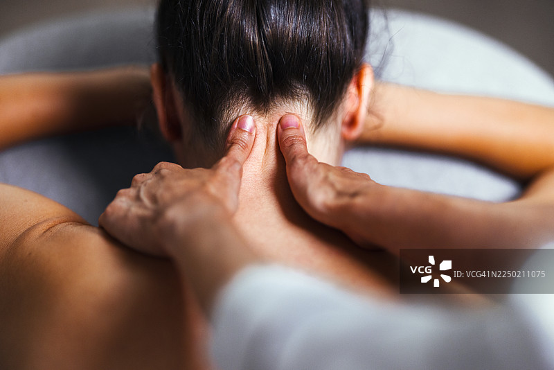 水疗中心提供放松颈部和肩部按摩，以促进放松和健康图片素材