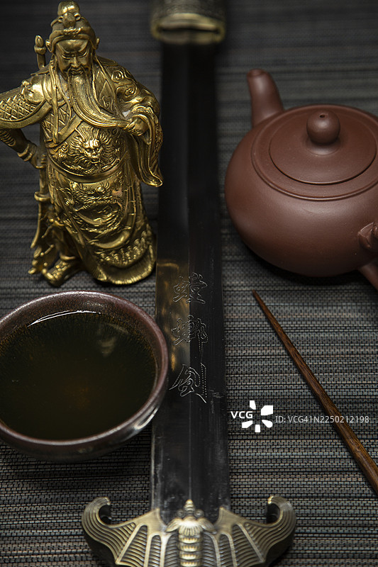 关公石像配中国功夫剑图片素材