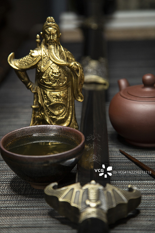 关公石像与中国功夫剑图片素材