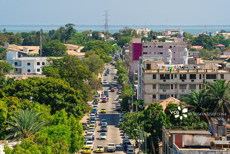 从上方俯瞰班珠尔独立大道，有交通车辆图片素材