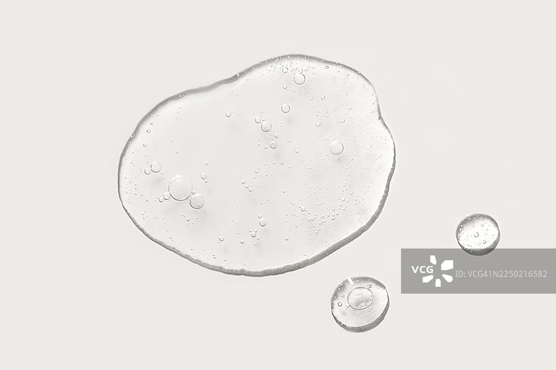 滴管面部精华液，置于干净的白色背景上。图片素材